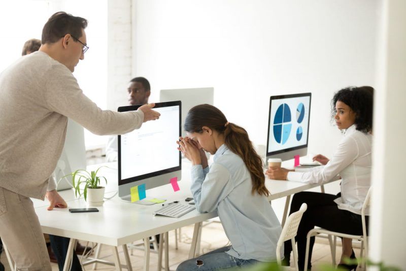 Todavía continúan los casos de discriminación a la mujer en el trabajo. No los aceptemos más. Nuestro sufrimiento por esta desigualdad debe acabar.