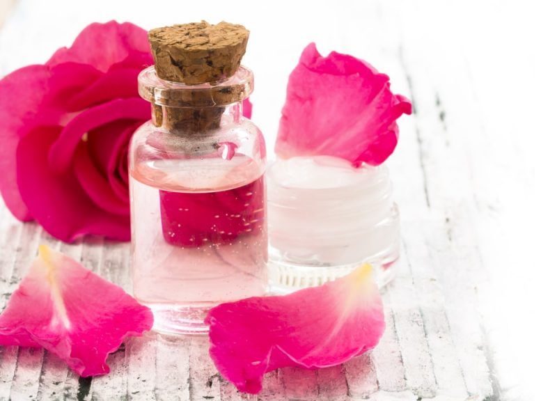 El agua de rosas es un excelente tónico y reafirmante para el rostro y el cuello