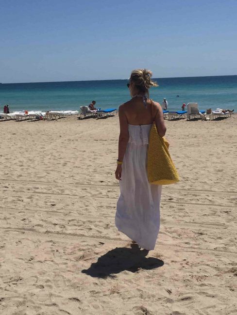 Aleja la tristeza y comienza una nueva vida. Ve al mar y trata de conectarte con su energía