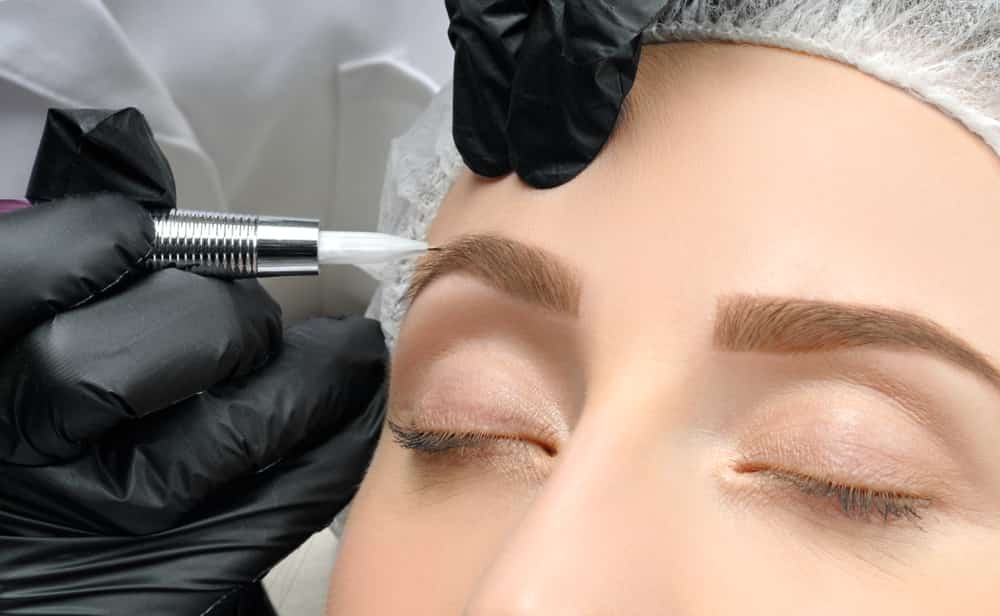 En el procedimiento de microblading se utiliza el teboni para diseñar pelo a pelo las cejas