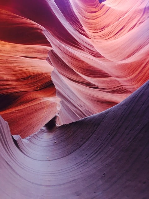 Visita el famoso Upper Cantelope Canyon. La luz que que se refleja dentro de ellos es inspiradora e inolvidable.