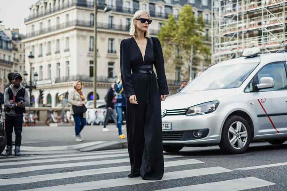 Empodera tu estilo con un jumpsuit negro. La primera impresión vale mucho.