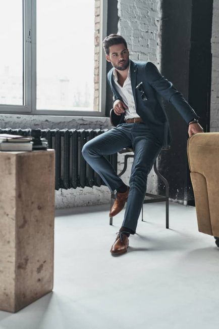 El azul es un tono que va de día y de noche. Las camisas blancas son las que mejor le van a los hombres elegantes