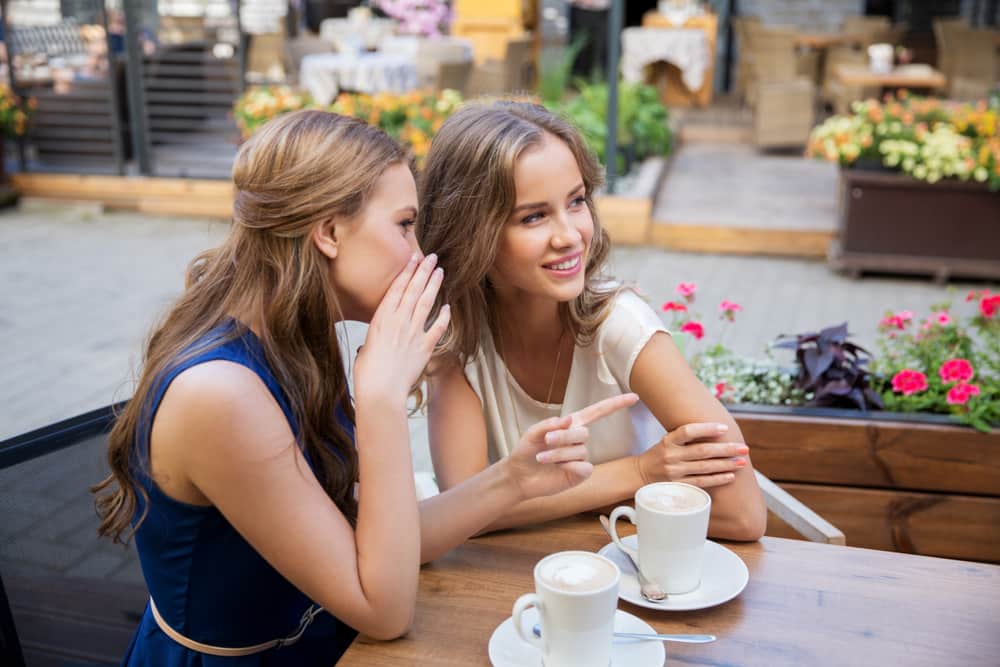 las amigas son para contarse todo y para respetar las confidencias que les hace su mejor amiga.