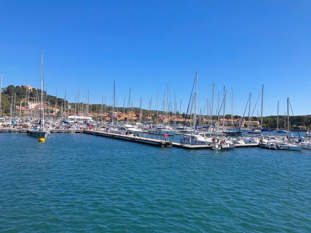 Un mar lleno de contrastes y muchos veleros anclados en la orilla caracteriza a la Costa Azul en verano