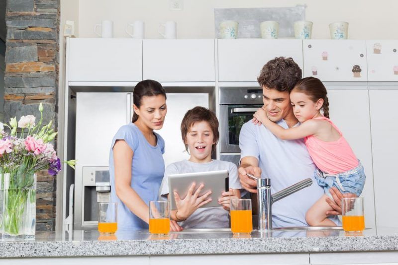 En materia comunicacional la tecnología y las redes sociales son factores determinantes en la vida moderna. Es por ello que la tecnología en la familia debe usarse de una manera discrecional, son horario para los niños.