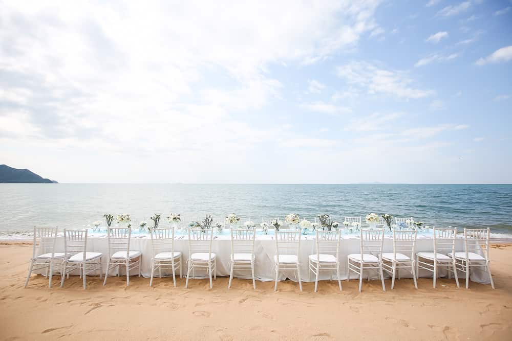 Un ejemplo perfecto de mesas decoradas para bodas frente al mar.