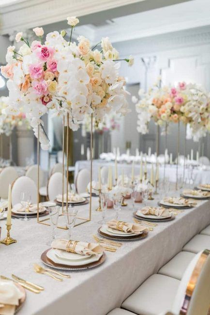Los tonos dorados y salmón son protagonistas en estas mesas. Tonos delicados y muy sutiles.