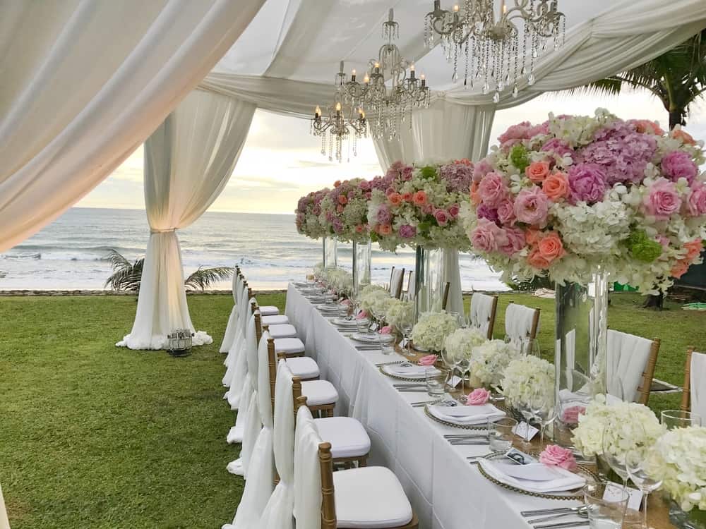 Frente al mar se colocaron las mesas decoradas para bodas llenas de color y encanto