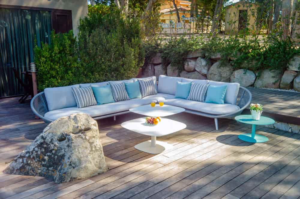 Vive tus espacios exteriores con tonos que combinen con el azul del cielo.