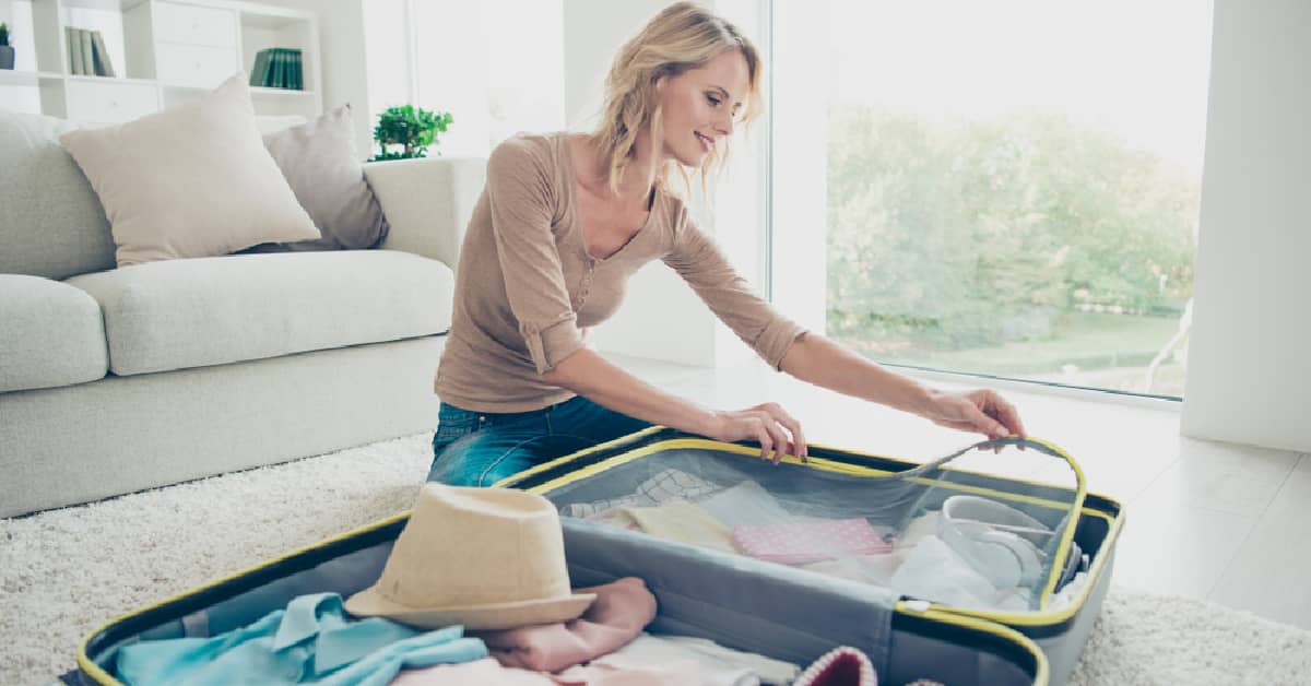 Empacar la maleta para viajar a otro lugar es sencillo si haces una lista de todo lo que necesitas.