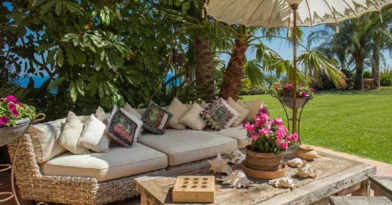 Si tienes un jardín en casa, aprovéchalo. Disfruta pasando ratos en la naturaleza. El bienestar que dará a tu vida no tiene precio.