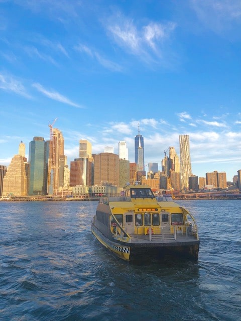 Desde el ferry puedes admirar los rascacielos de esta hermosa metropolis.