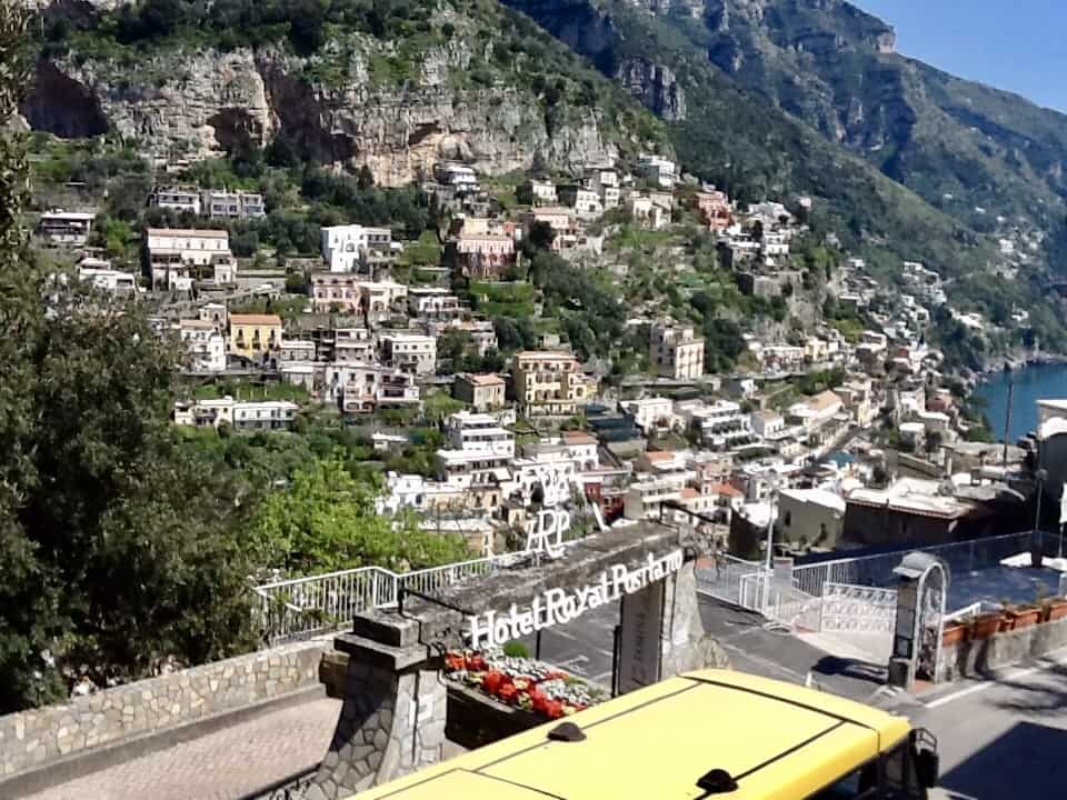Las casas y toda la arquitectura de la ciudad está enclavada en las montañas.