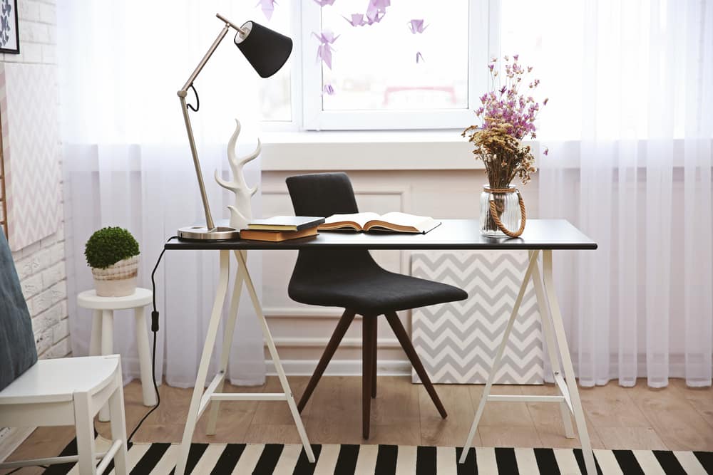 VCuando usas un escritorio en color neutro se adapta fácilmemente a la decoración del lugar