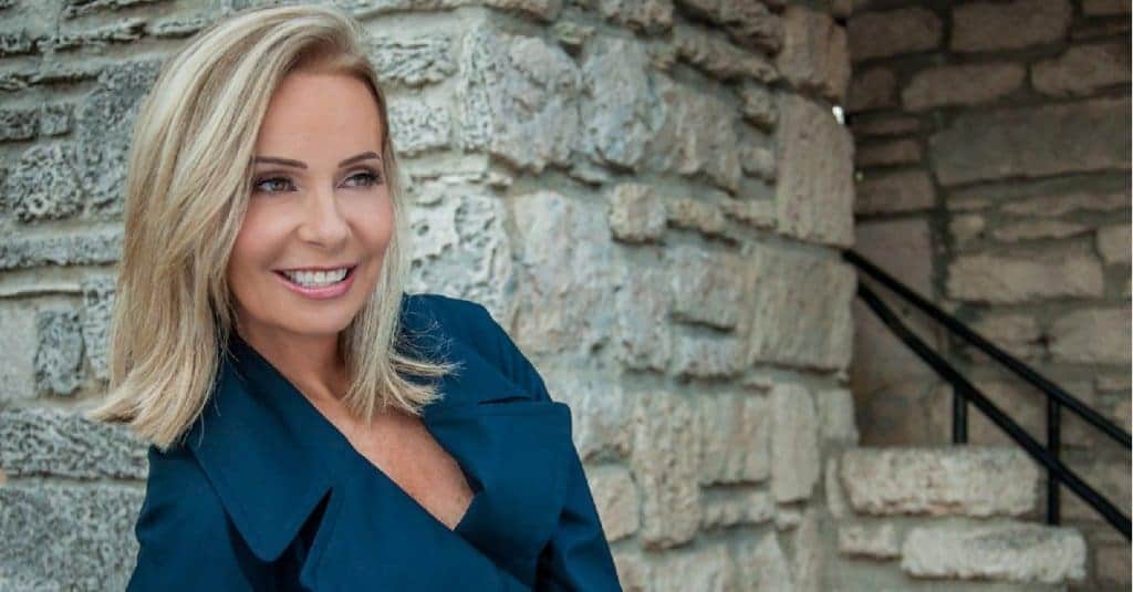 Para ser una mujer con estilo debes no solo saber no solo como vestirte. También debes cuidar tus modales y mostrar actitud .