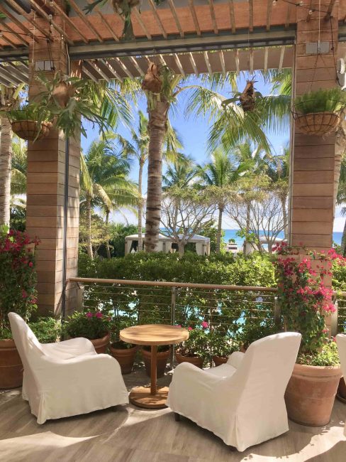 Disfruta un atradecer sentada en una terraza frente a las hermosas playas 