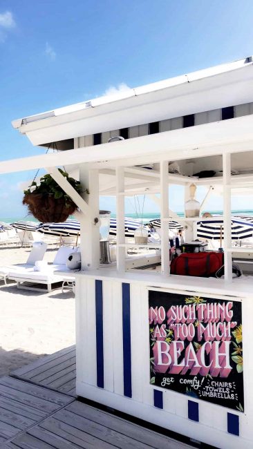 Las playas de Miami Beach ofrecen un servicio VIP. Tumbonas, toallas y tragos pueden ser ordenados para disdrutar de un día soleado.