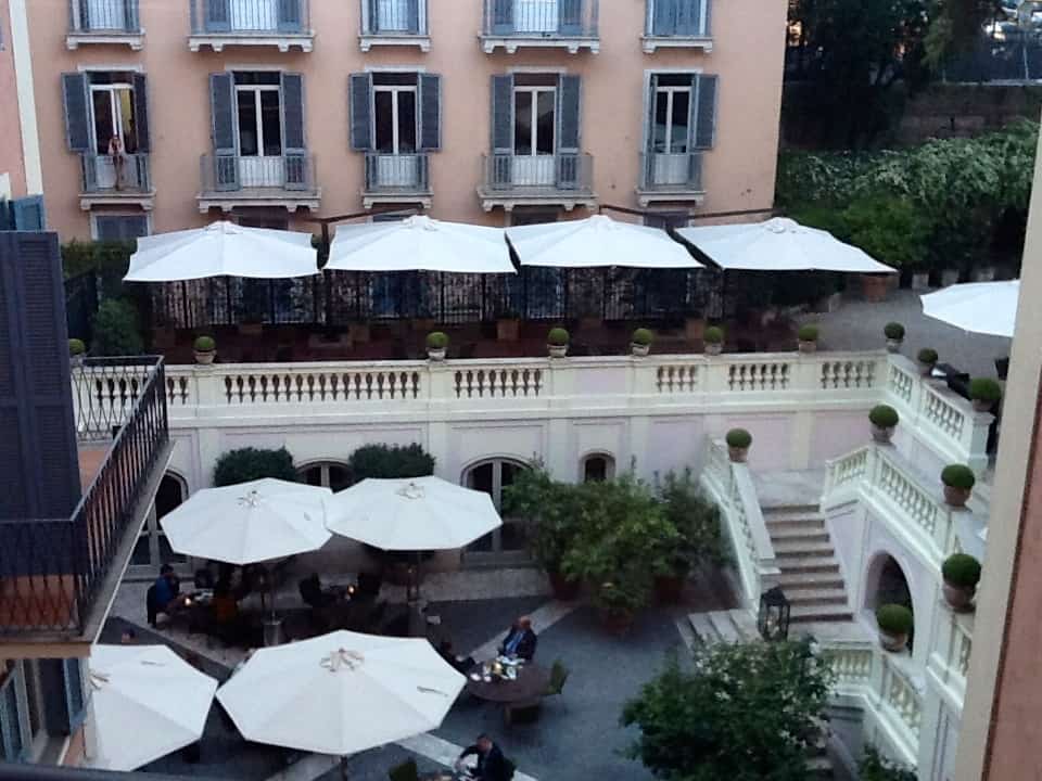Vista del patio central del Hotel de Russie en Roma