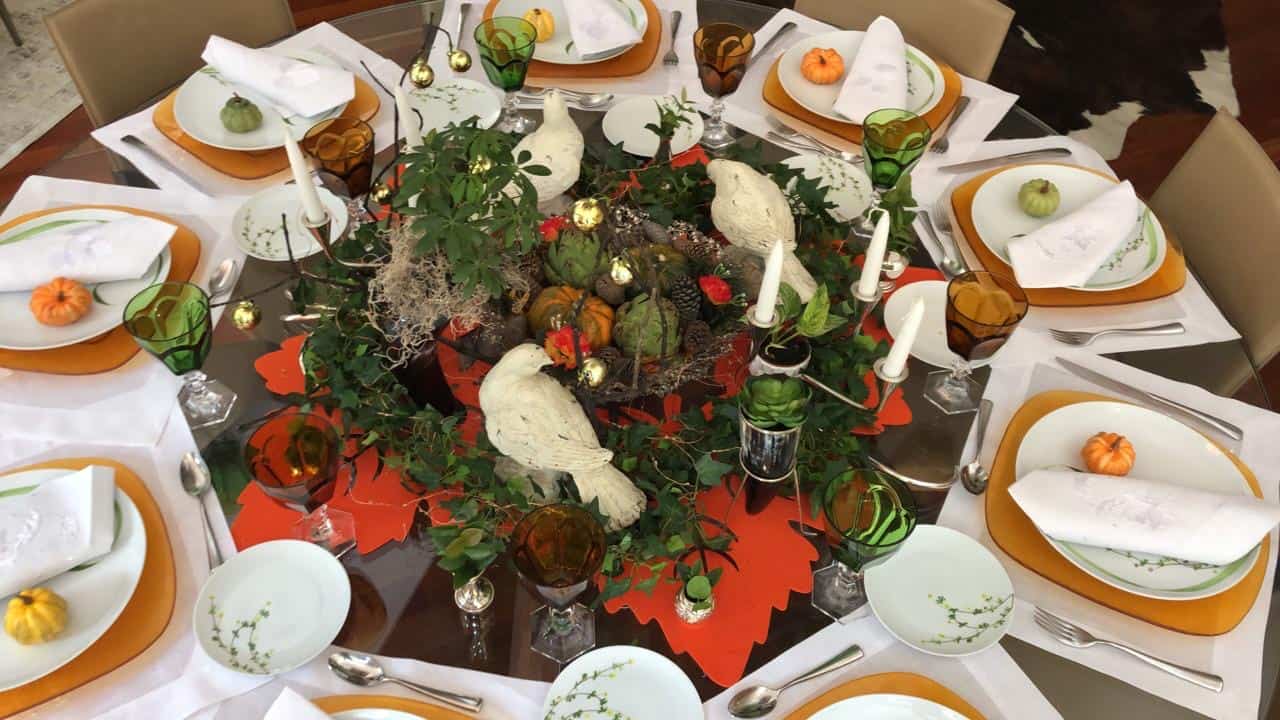 Piensa en la felicidad de tu familia cuando vean la decoración de la mesa de Halloween llena de detalles hermosos.