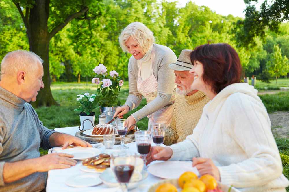 Compartir las comidas con una copa de vino es parte de los hábitos de los habitantes de las zonas azules