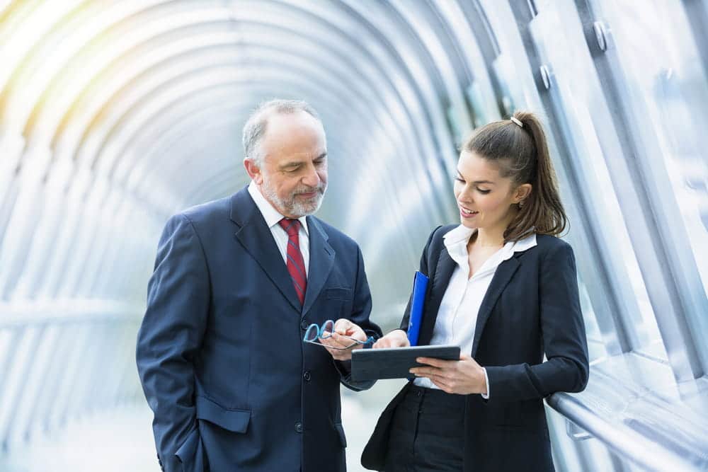 Una relación de cordial entre compañeros de trabajo crea un ambiente sano en la empresa. Convivir con gente amargada hasta en el trabajo es perjudicial.