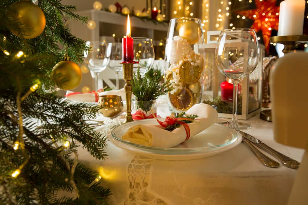 La elegancia del dorado se impone en esta hermosa mesa, decorada para celebrar el día más bello del año.