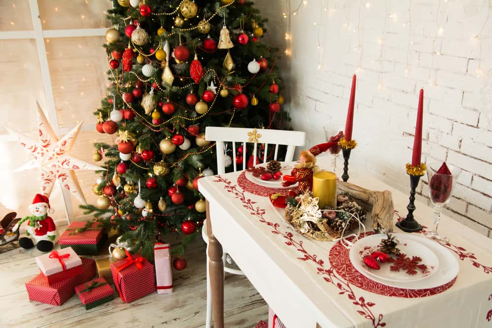 Para un sideboard debes usar un centro de mesa pequeño y estilizado.