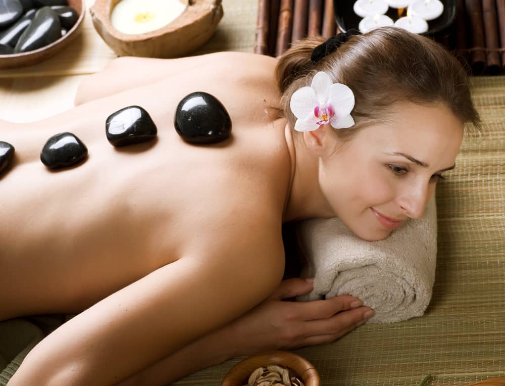 Las piedras calientes relajan tu espalda y son una buena terapia para tu cuerpo