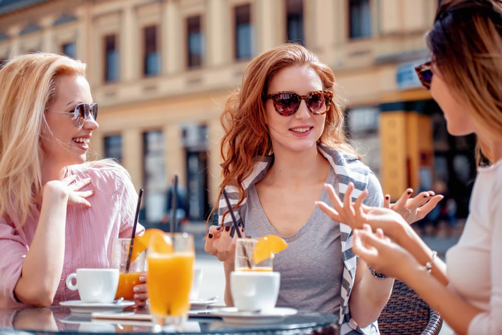 El autocuidado consiste entre otras cosas en distraer tu mente. Una tarde con tus amigas es necesaria para tu bienestar emocional.