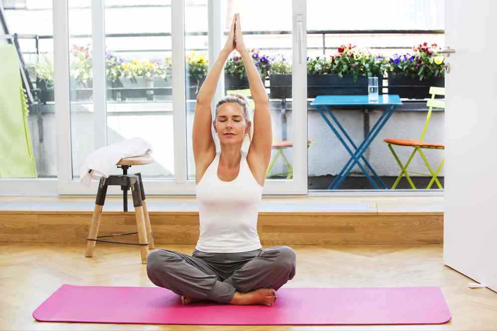 El yoga es una de las prácticas que debes seguir en tus hábitos de belleza y salud. Una mujer exitosa necesita sentir balance emocional para continuar triunfando.