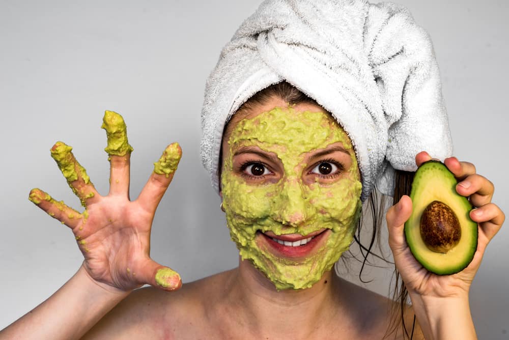 UN DÍA A LA SEMANA APLICA EN TU ROSTRO UNA MASCARILLA DE AGUACATE PARA ELIMINAR EL EXCESO DE GRASA