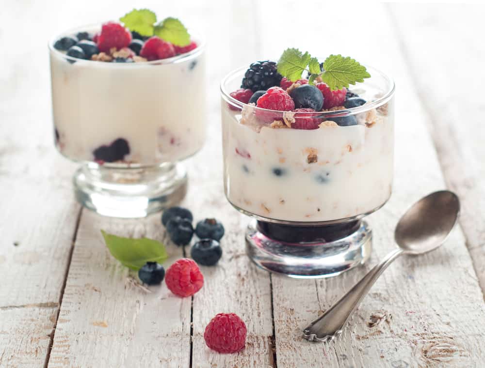 Una de las formas efectivas de calmar el estrés es a trvés de los alimentos, entre ellos el yogurt y los berries 