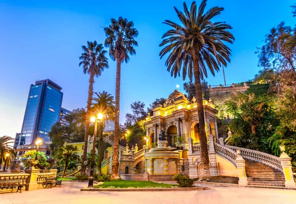 Santiago en Chile es una ciudad en Ameríca del Sur mundialmente conocida por la belleza de su vegetación y por ser una ciudad del primer mundo. Destino ideal para una Sibarita