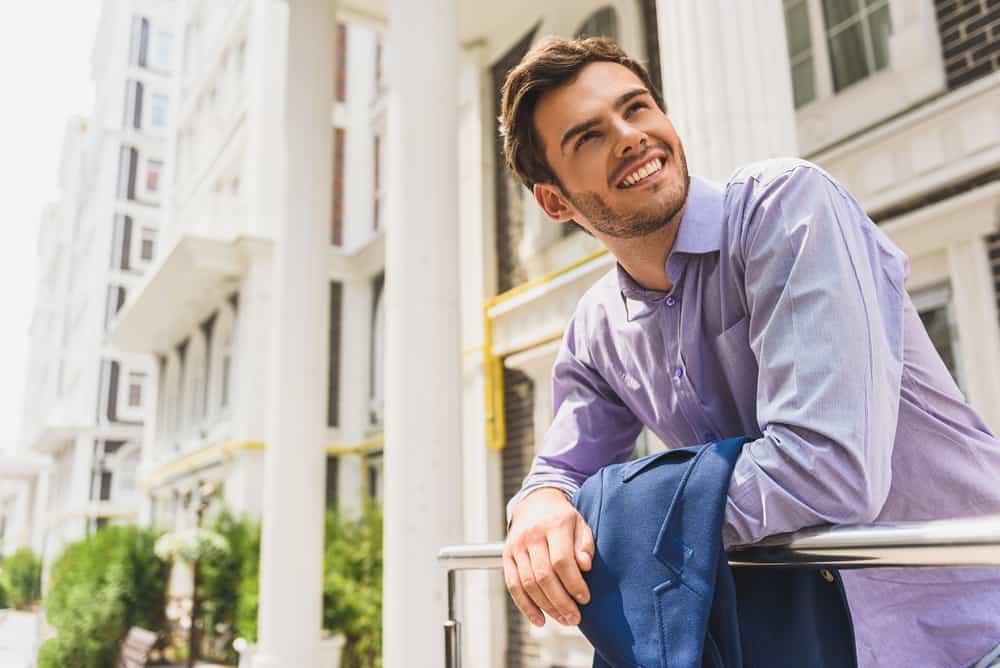 Uno de los consejos de educación financiera que da Warren Buffet es vivir feliz con lo que ilusiona tu vida porque no se sabe cuán larga será tu vida