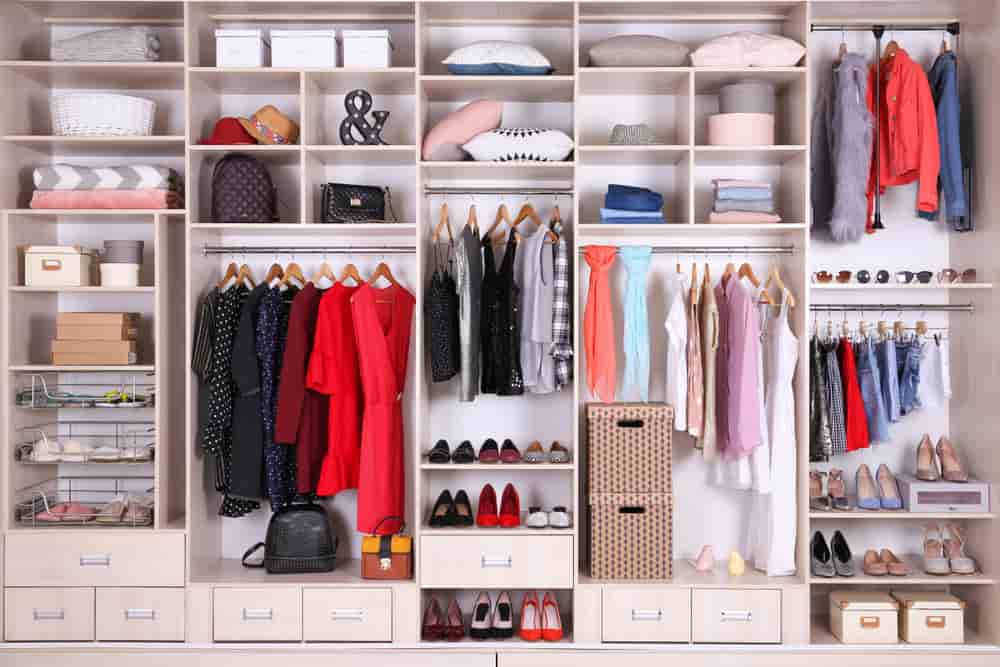 Organiza tu closet como una profesional colgando todo lo que puedas por colores y tipo de ropa.