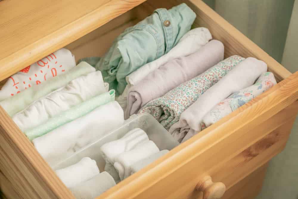 La técnica Marie Kondo para organizar el closet es ideal. Selecciona y dobla todo en gavetas.