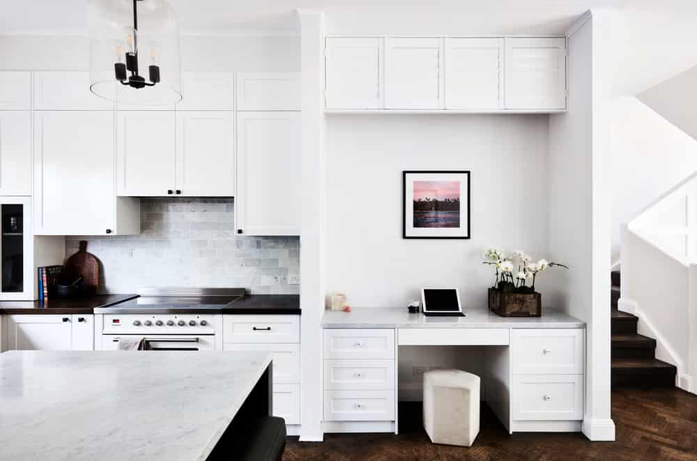 Cuando diseñes la cocina deja un espacio de trabajo para ti.