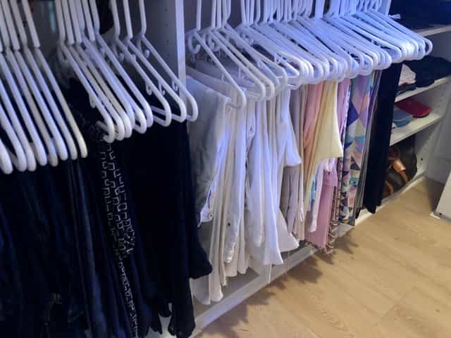 Un closet organizado es tu mejor aliado al momento de vestirte. Los pantalones colgados por colores te ayudan a elegir mejor la ropa.