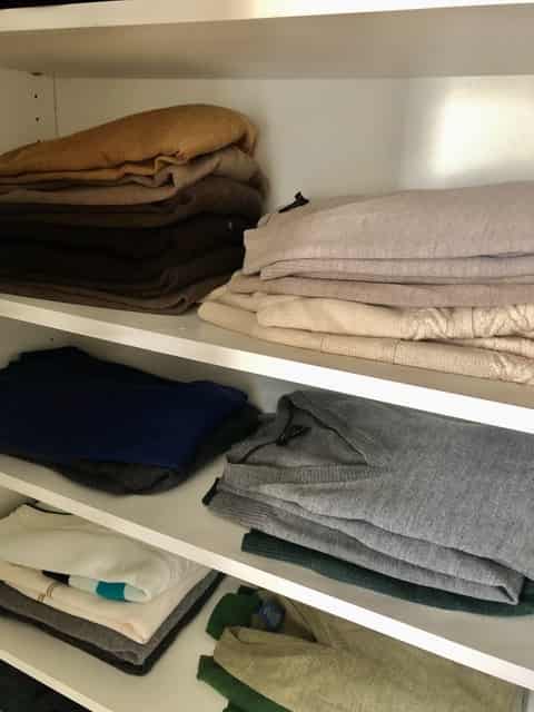 Dobla los sweaters por colores y de acuerdo al tipo de sweater. Los cuello en V de un lado, los de cuello redondo en otro y por colores.