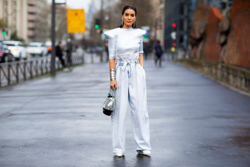 La ropa monocromática ayuda a que el talle se vea más alargado.