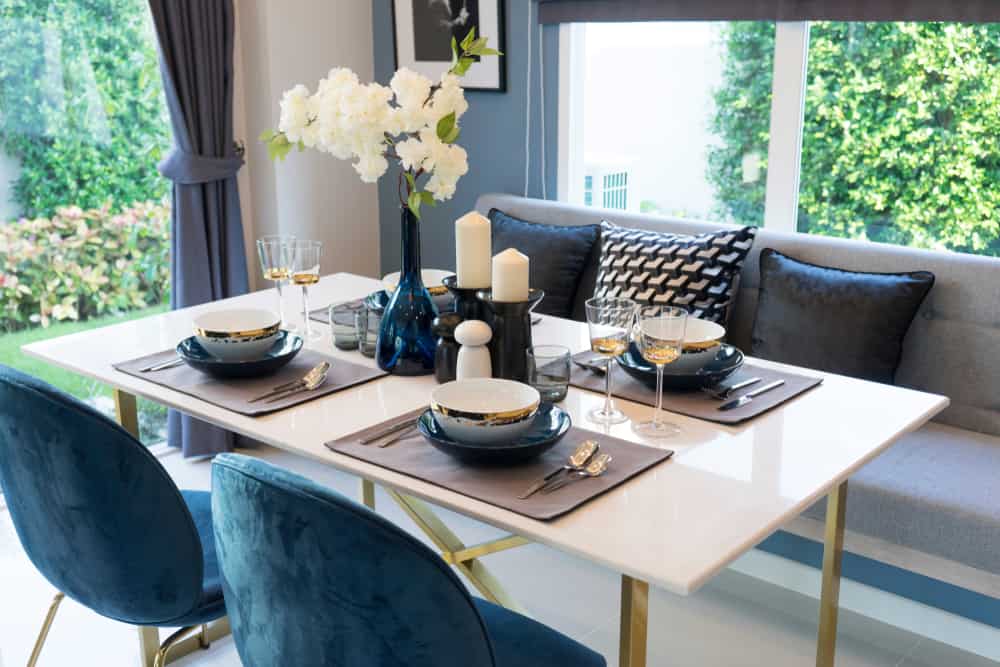 Las velas aromáticas decoran el comedor y dan un aroma especial en el espacio.