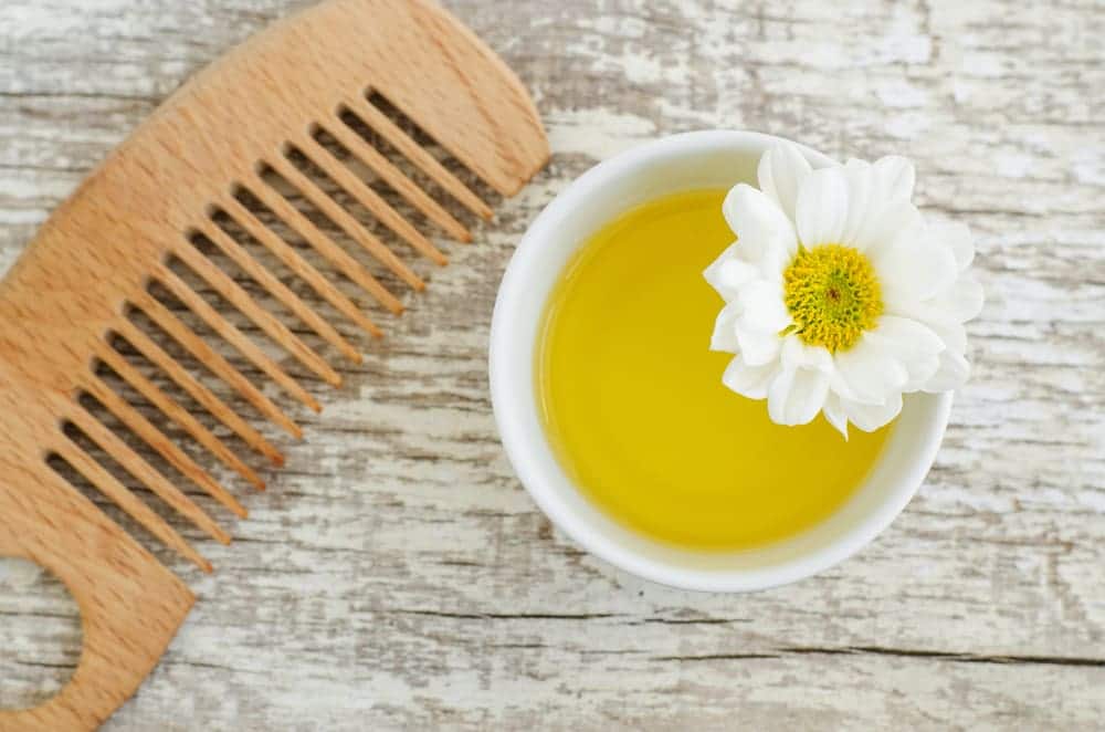 El aceite de oliva es una excelente mascarilla para el pelo. Lo hidrata y le devuelve el brillo.