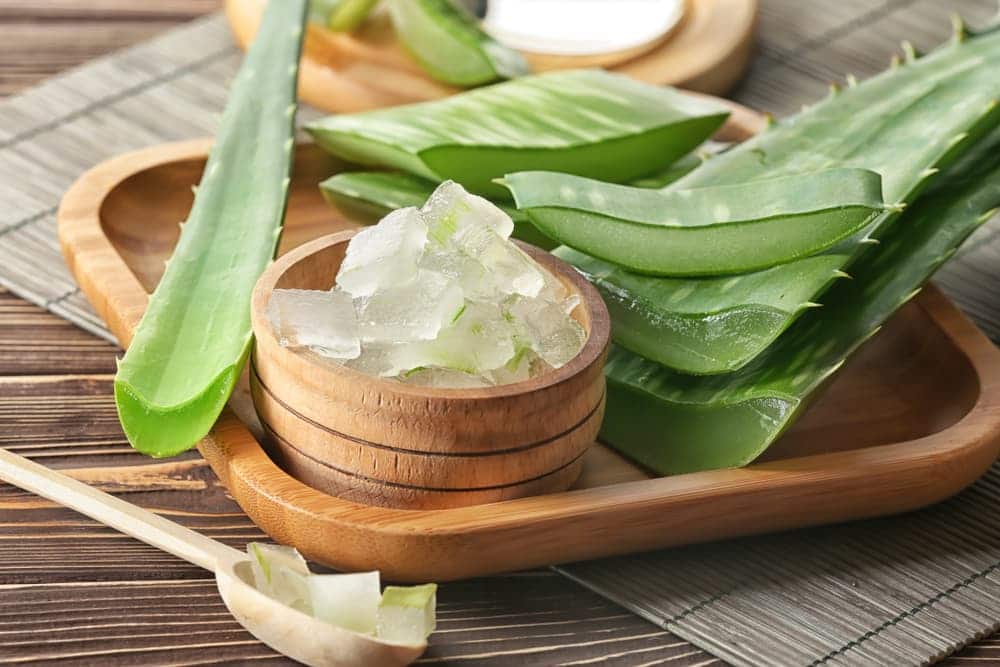 Entre los mejores productos naturales para cuidar el contorno de ojos está el Aloe Vera