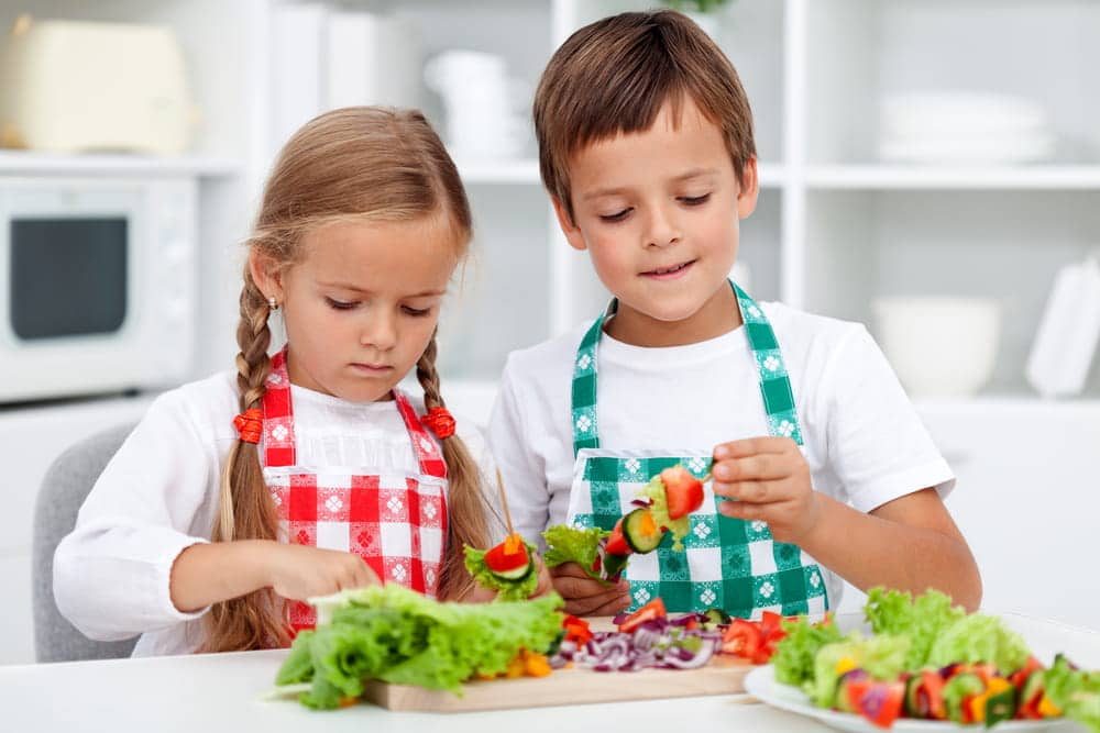 Enseñar a los niños a comer frutas y a hacer meriendas saludables les ayudará a crecer saludables y a controlar su peso.