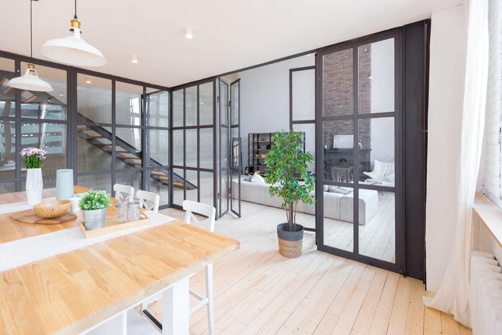 Los espacios abiertos y con buena entrada de luz ayudan a dar mejor iluminación a tu hábitat