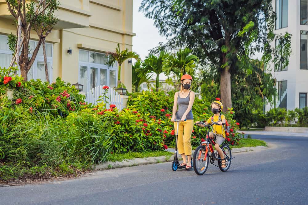 permite que tus hijos salgan un rato diariamente a hacer alguna actividad al aire libre. Esto ayuda a calmar la ansiedad