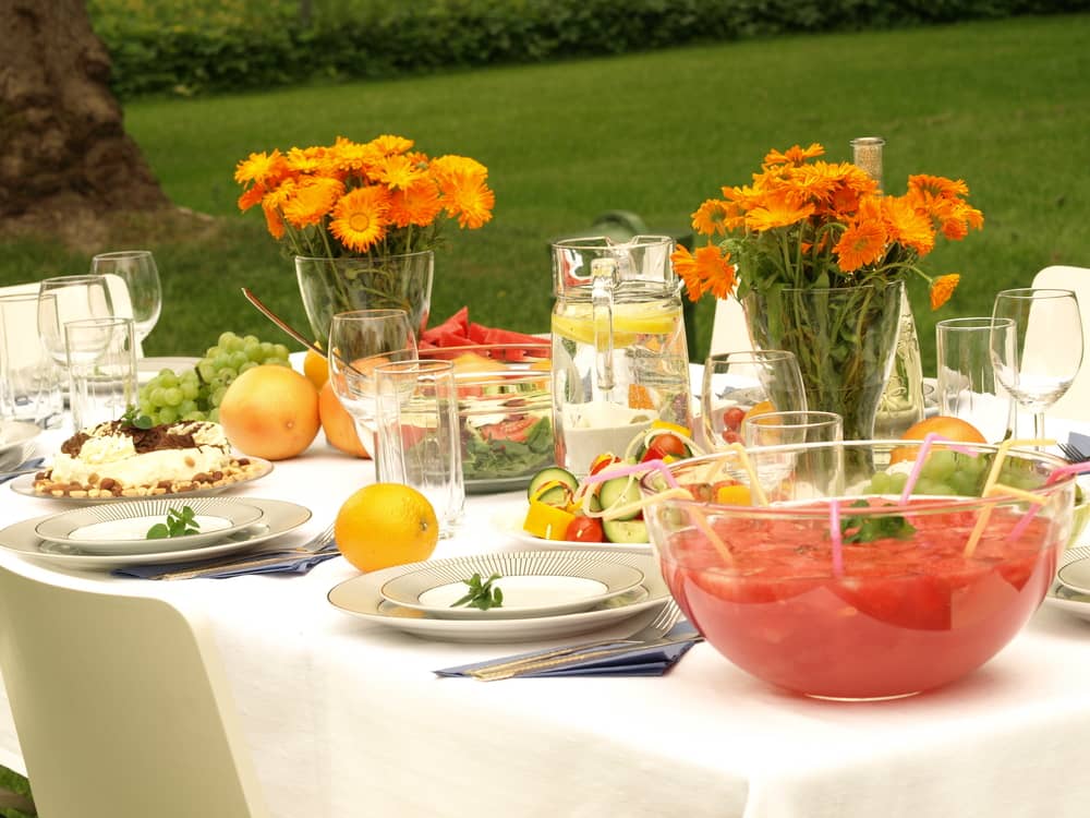 prepara una mesa bella con flores para disfrutar momentos especiales con tus seres amados.
