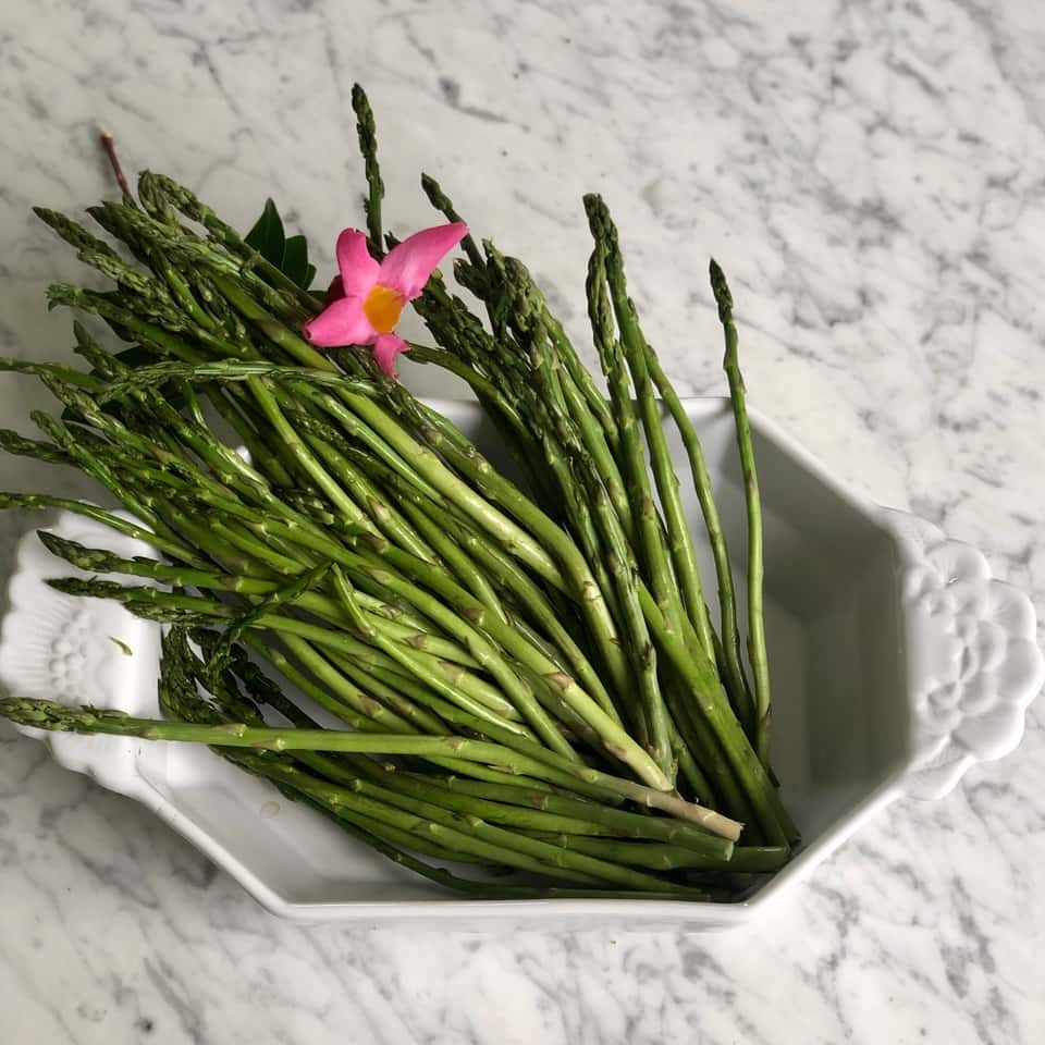 Los espárragos además de sus propiedades diuréticas que ayudan a perder peso, son una alternativa para limpiar la sangre.