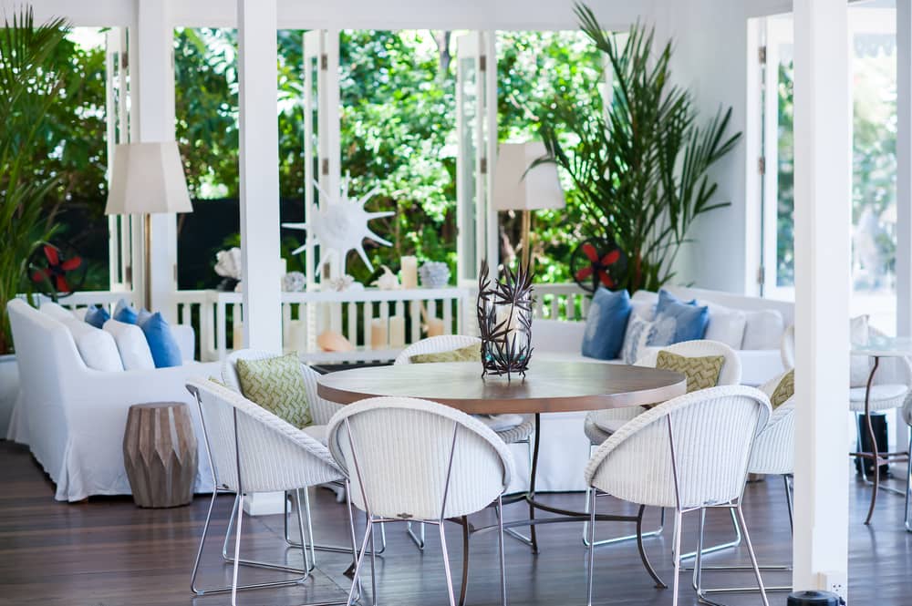 Emplea flores y mueve los cojines de sitio al redecorar la casa. Las flores y las plantas cambian los ambientes.